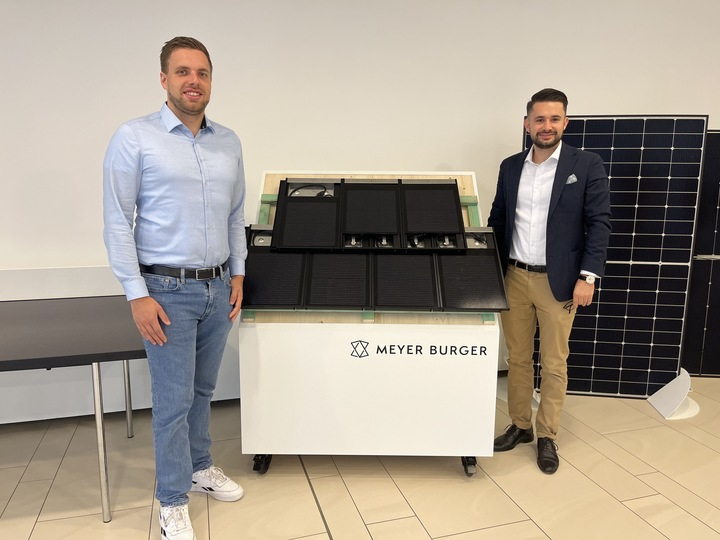 Paul und Marvin vor einem Solarmodul am Standort Freiberg (Sachsen)