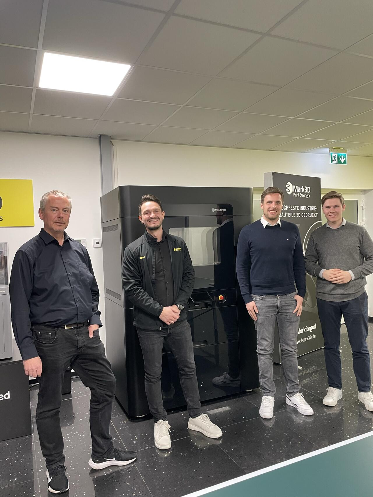 Besuch unseres Research Teams bei Mark3D. Im Hintergrund ist der FX-20 Drucker von Markforged. Quelle: 10xDNA Capital Partners