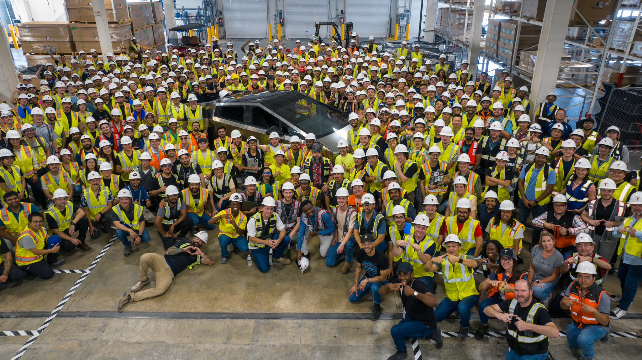 Der erste in der “Giga Texas” produzierte Cybertruck inmitten von Fabrikmitarbeitern. Quelle: [Tesla](https://twitter.com/Tesla/status/1680121747910148099?s=20)