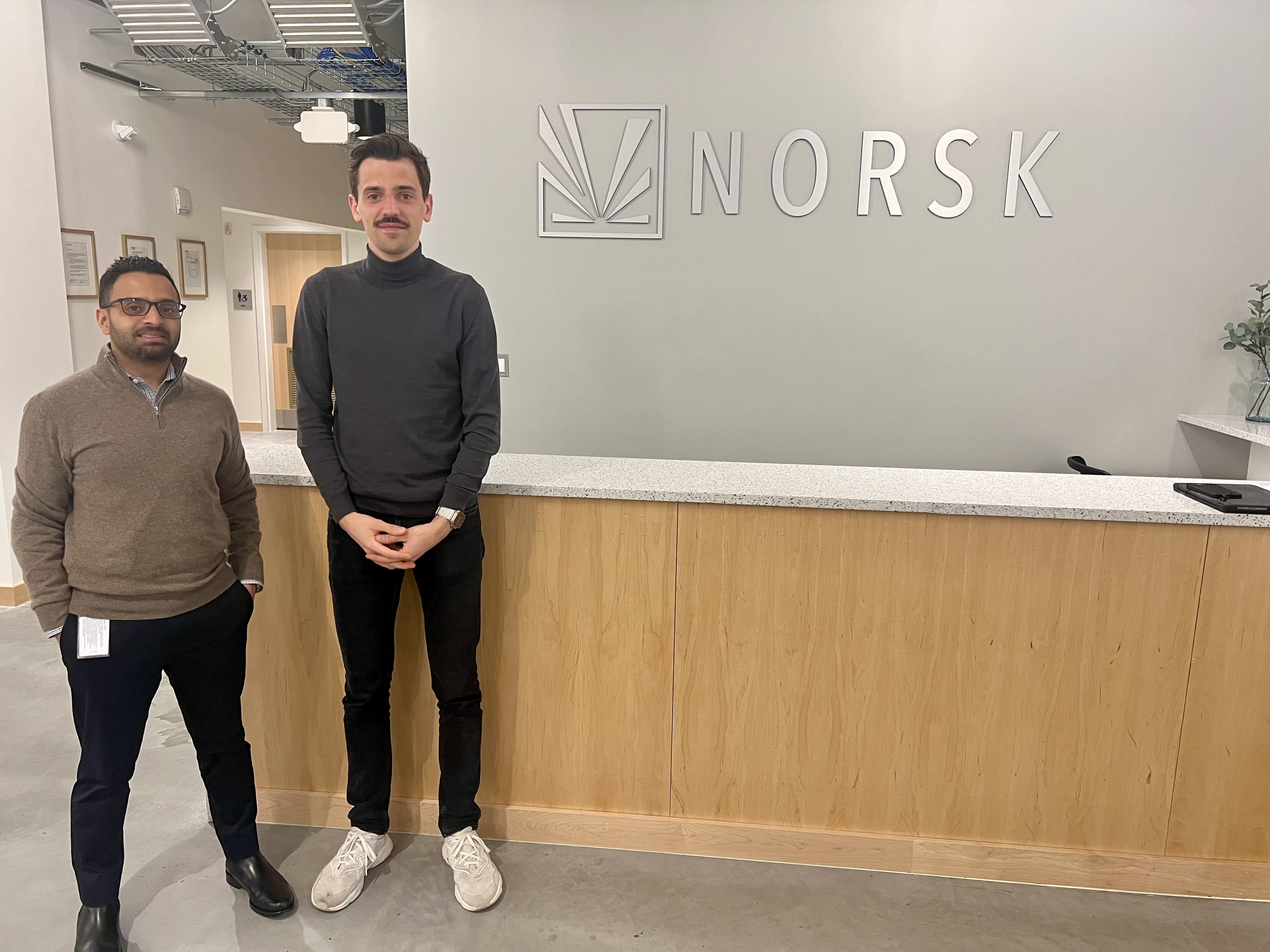 Vor-Ort-Besuch bei Norsk Titanium in Plattsburgh: Ashar Ashary (CFO von Norsk Titanium, links) und Dr. Justus Gätjen (Chief of Staff bei 10xDNA Capital Partners) nach abgeschlossener Werksführung. Quelle: 10xDNA Capital Partners